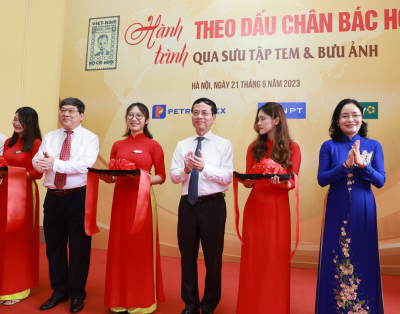 Hành trình theo dấu chân Bác Hồ qua sưu tập tem và bưu ảnh