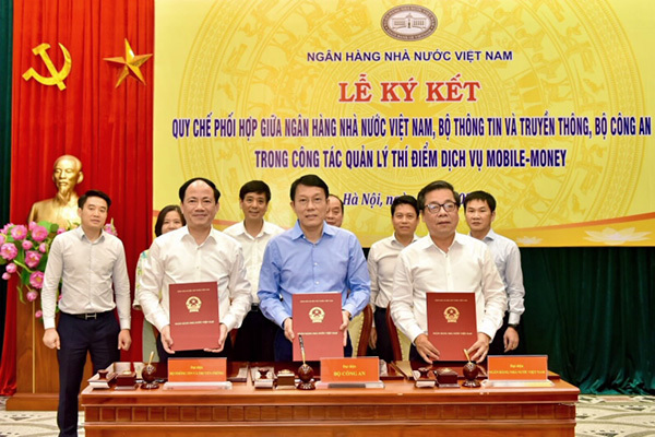 Ký kết quy chế phối hợp trong quản lý thí điểm dịch vụ Mobile Money