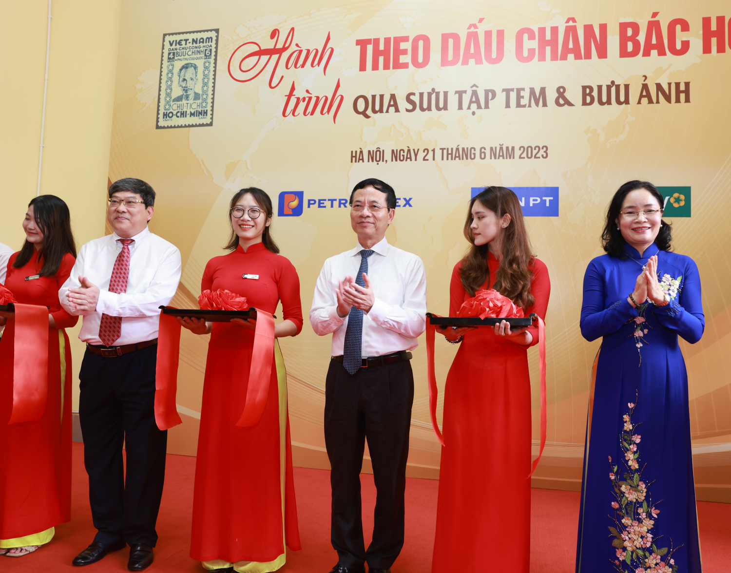 Hành trình theo dấu chân Bác Hồ qua sưu tập tem và bưu ảnh