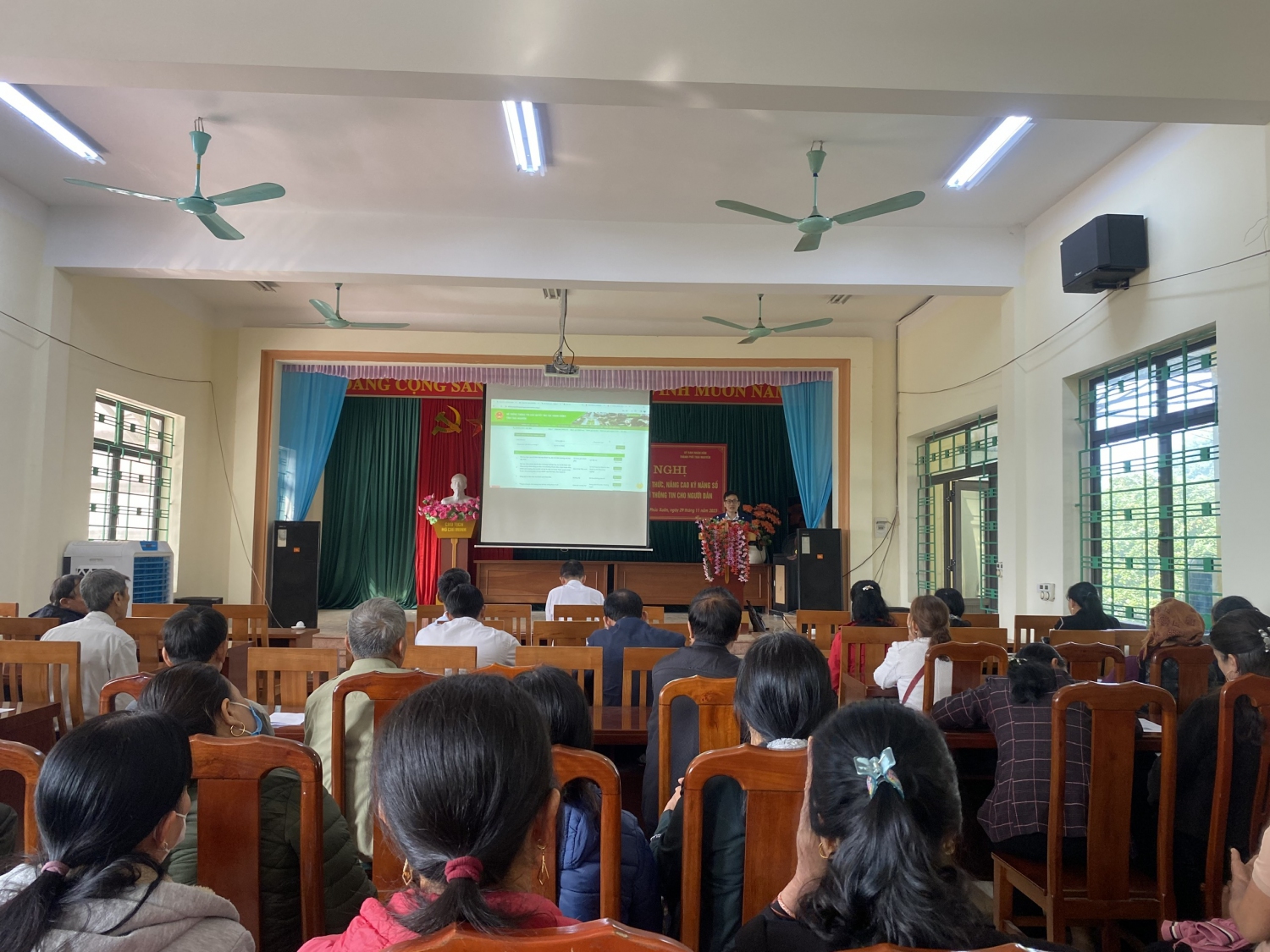 Hỗ trợ thực hiện chương trình phổ biến kiến thức, nâng cao kỹ năng số và năng lực tiếp cận thông tin cho người dân nông thôn trên địa bàn thành phố Thái Nguyên