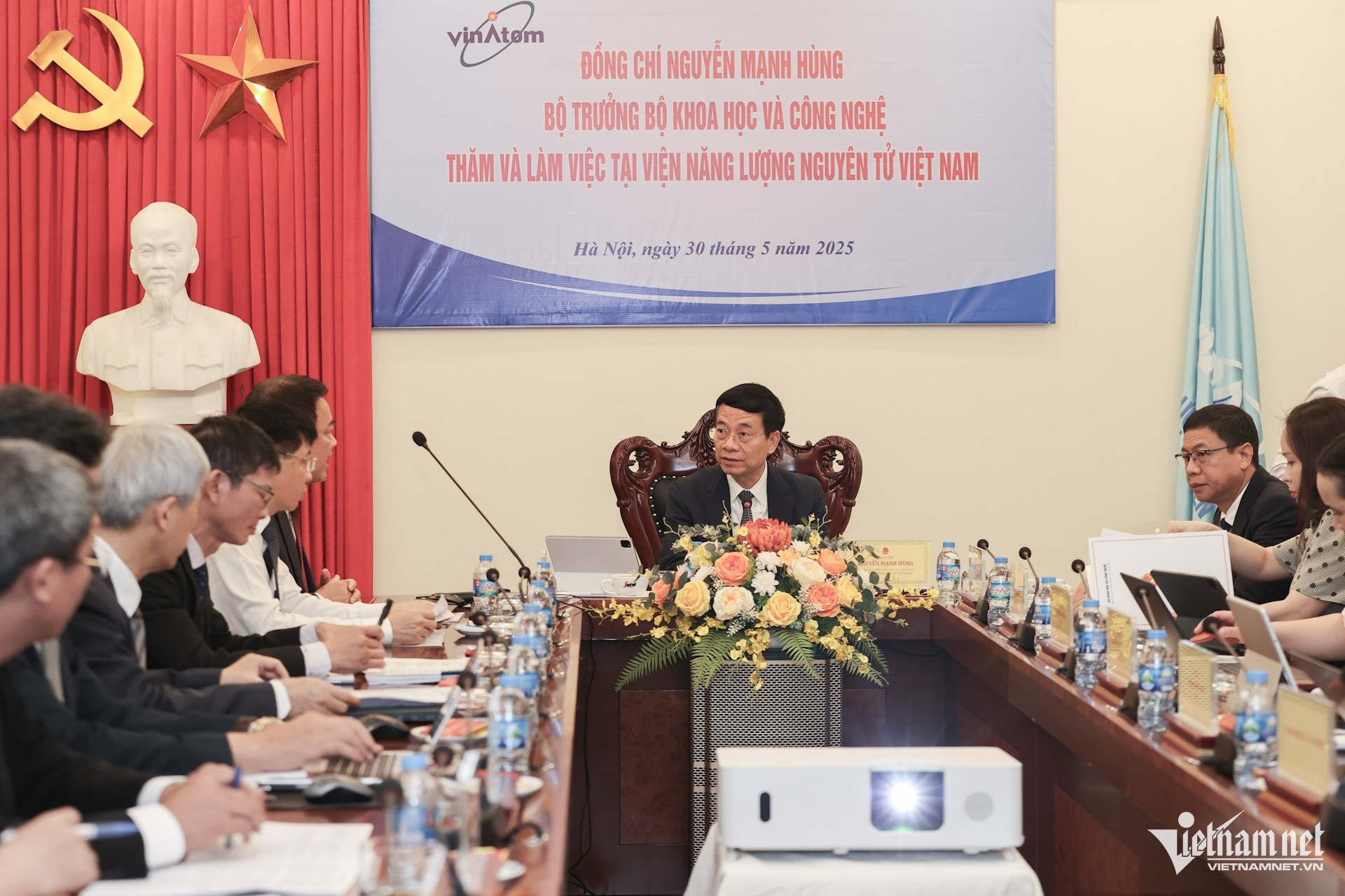 w bo truong nguyen manh hung lam viec tai vien nlnt 3 104169