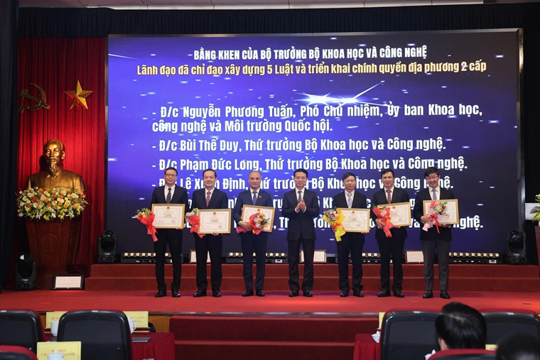 Đưa Việt Nam vào giai đoạn phát triển mới bằng KHCN, ĐMST và CĐS