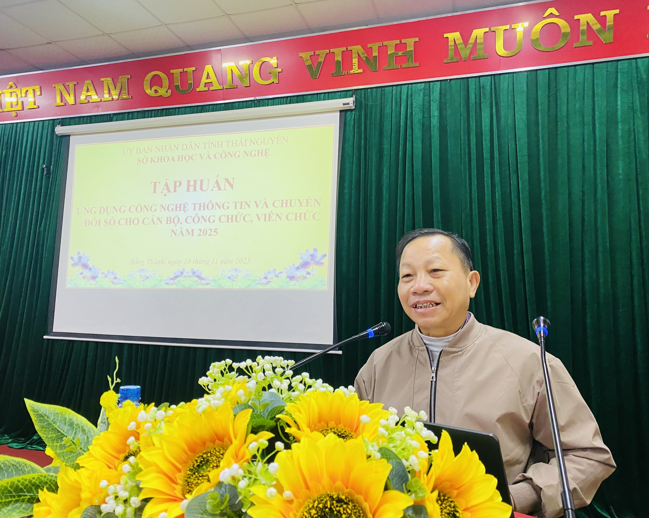 TẬP HUẤN NÂNG CAO NĂNG LỰC ỨNG DỤNG CÔNG NGHỆ THÔNG TIN VÀ CHUYỂN ĐỐI SỐ TẠI XÃ BẰNG THÀNH