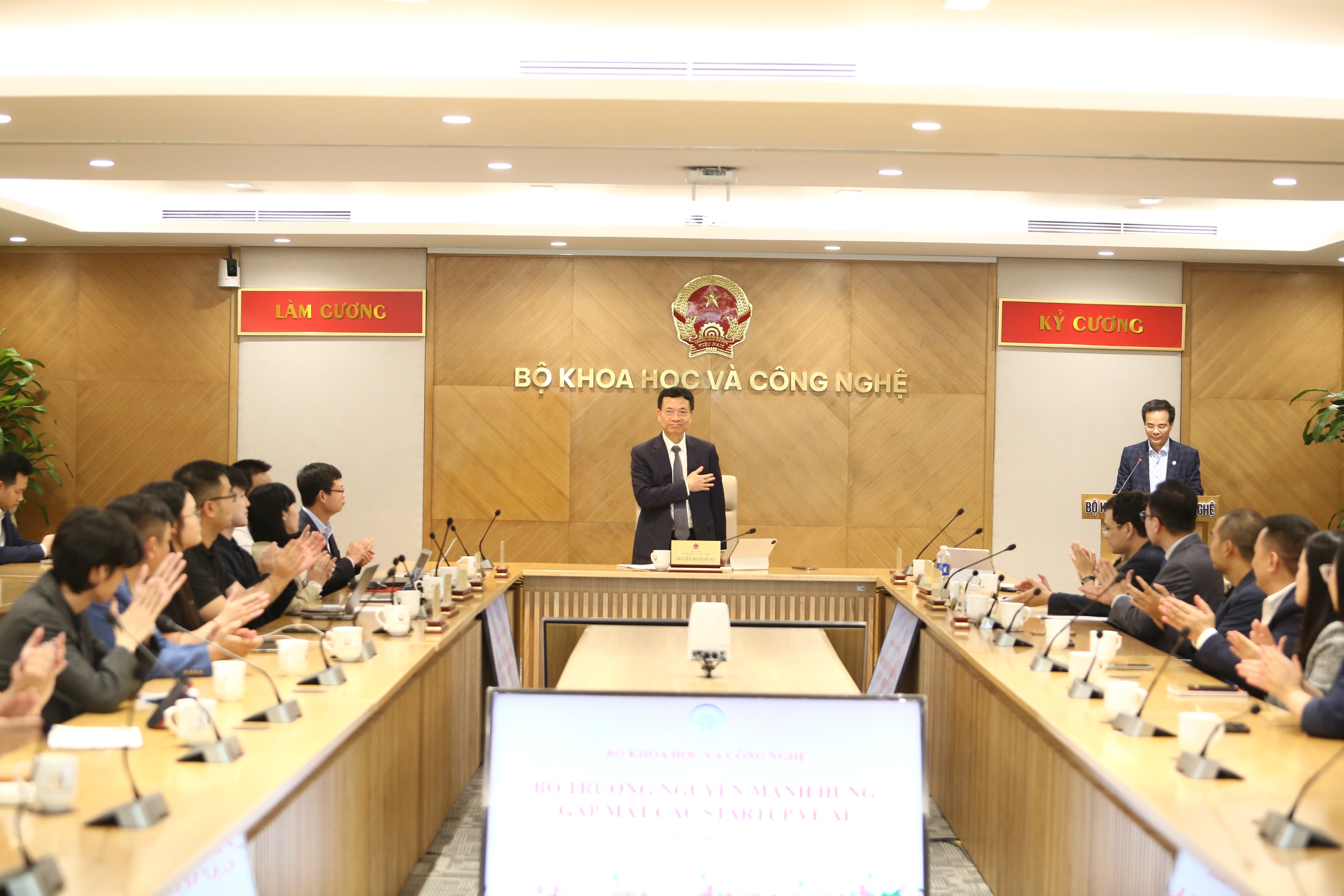 Bộ trưởng Nguyễn Mạnh Hùng: Startup AI phải bắt đầu từ những bài toán đủ lớn