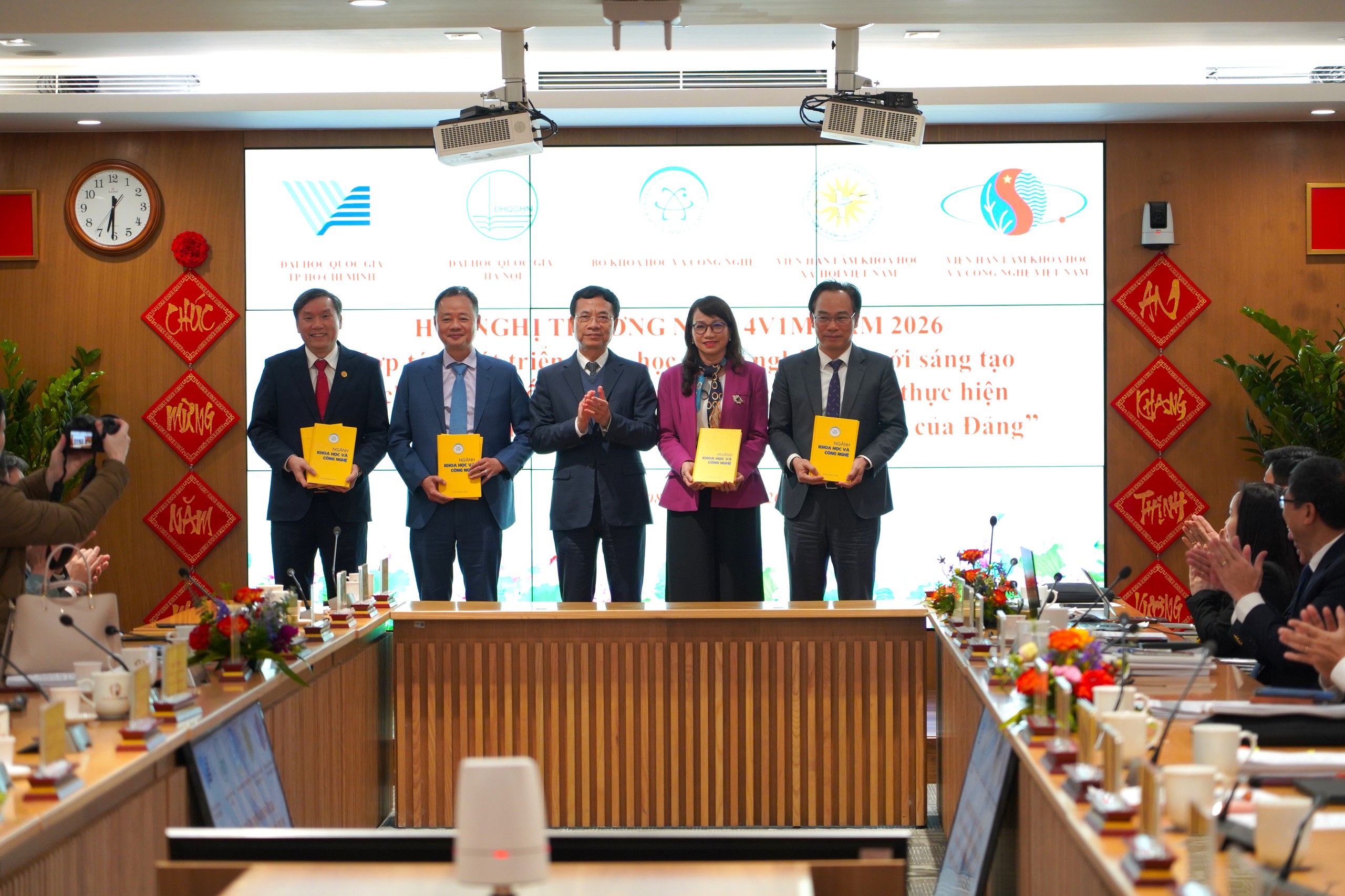 trao qua 17706248949772001696105